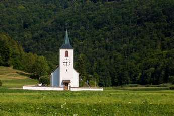 Photo - L'église d'Ocourt (JU) au milieu des champs